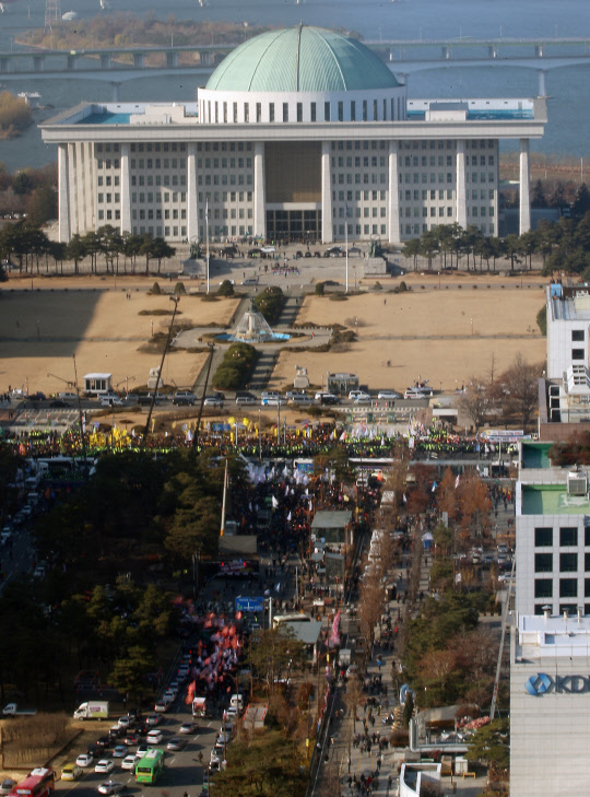 박근혜 대통령 탄핵소추안이 가결된 9일 오후 서울 영등포구 여의도 국회의사당 앞으로 경찰과 집회 참가자들이 대치하고 있다. 유동일기자 eddieyou@